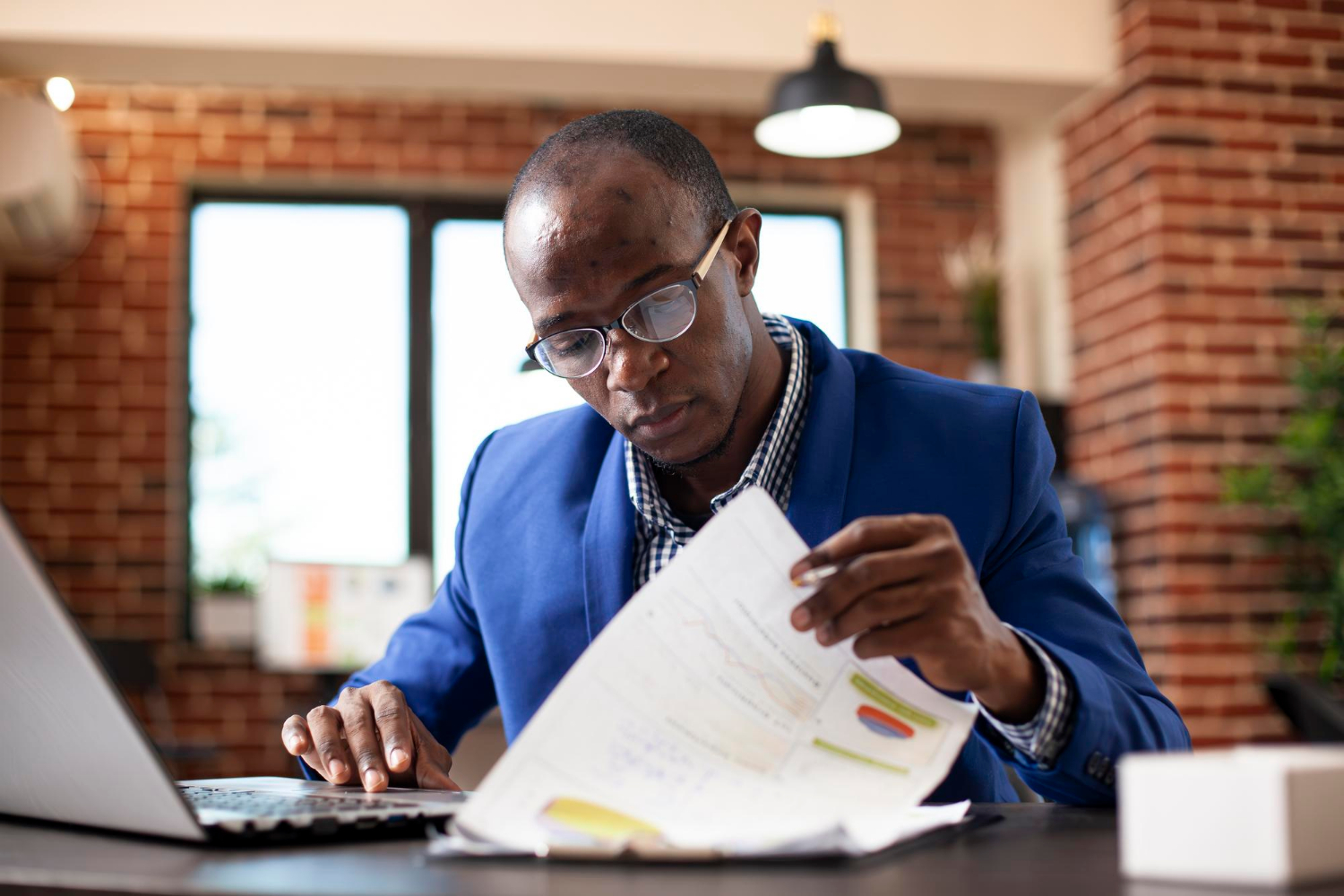 Consultor financeiro negro profissional em reunião em Luanda